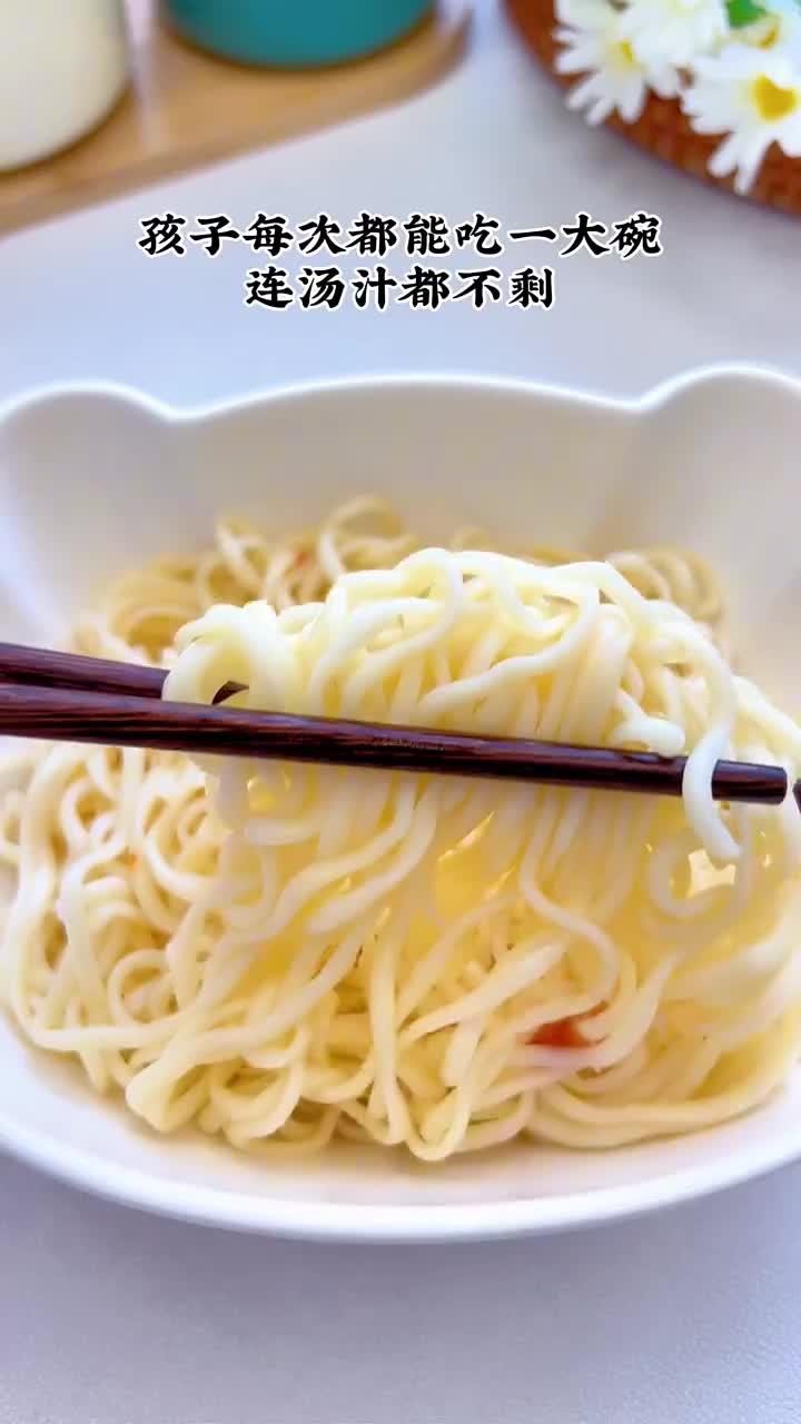 每次孩子不爱吃饭的时候我就会给他做这个鸡蛋方便面，就因为这个造型，孩子能吃一大碗