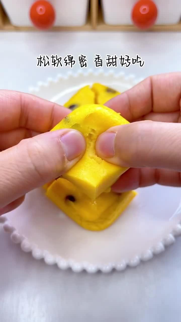 只需要简单搅一搅蒸一蒸就可以做好吃的酸奶蒸蛋糕,松软绵密,香甜可口