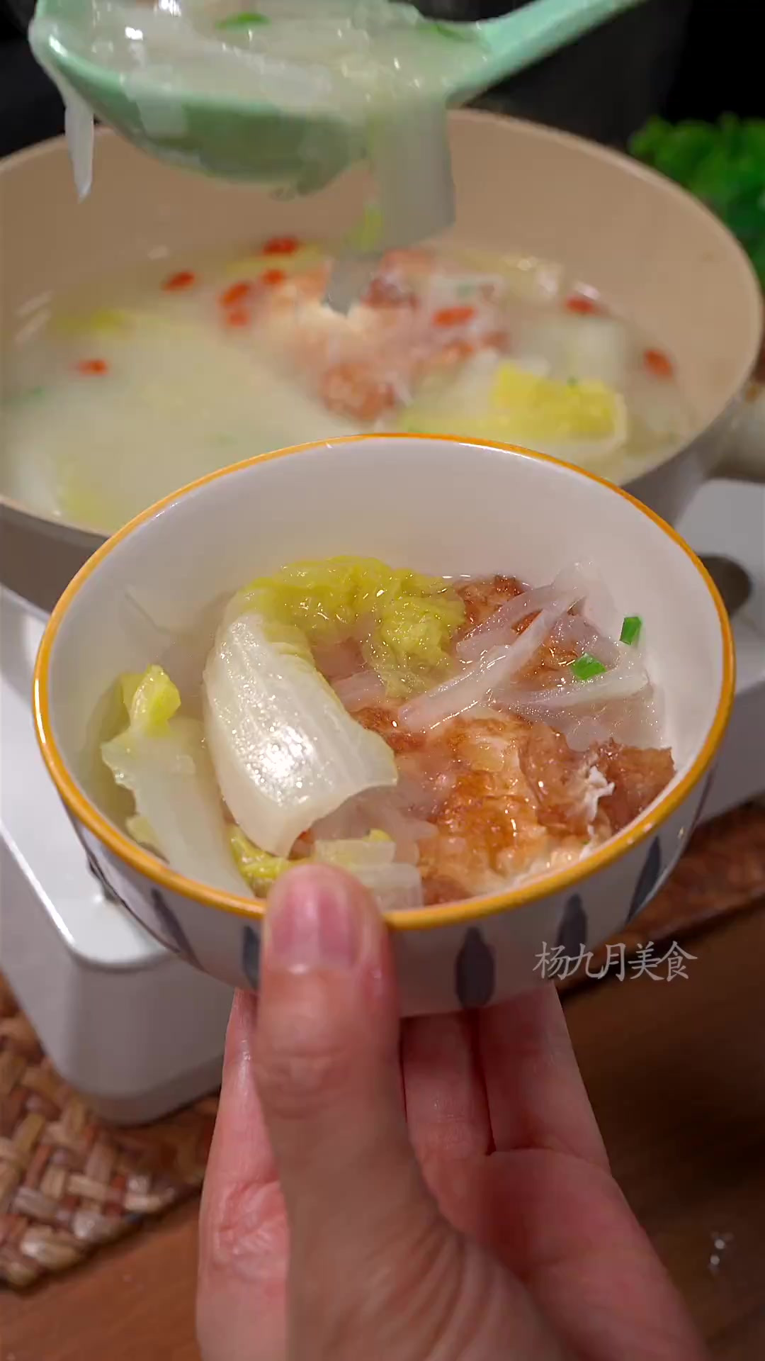 这是我秋冬季节，每周都会喝的萝卜丝煎蛋汤，汤白味美