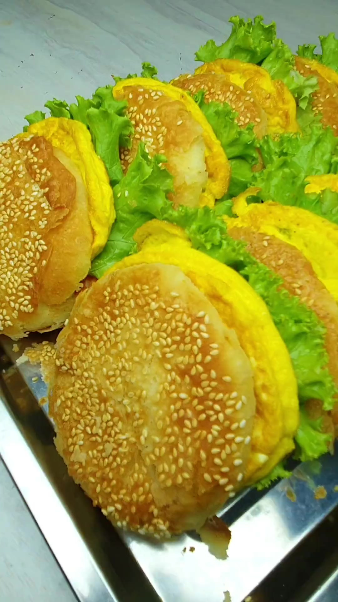 大家快点做起来吧烧饼夹鸡蛋