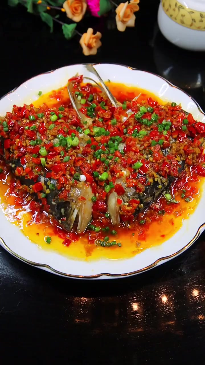 剁椒鱼头，辣妹子最爱，用的大红椒和剁辣椒，所以不会太辣