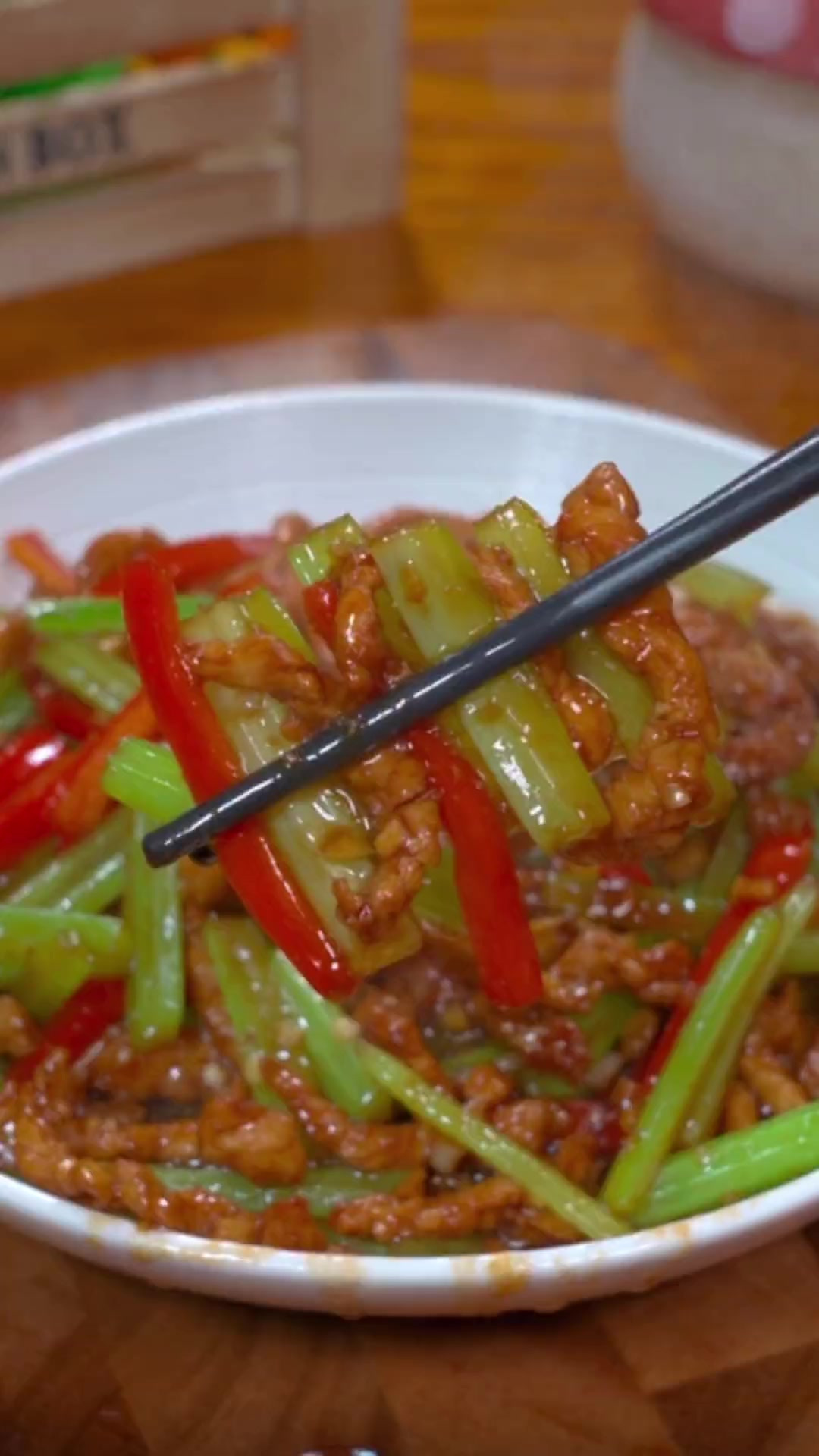 年夜饭来一道这样的芹菜炒肉丝，好吃还寓意着勤劳致富