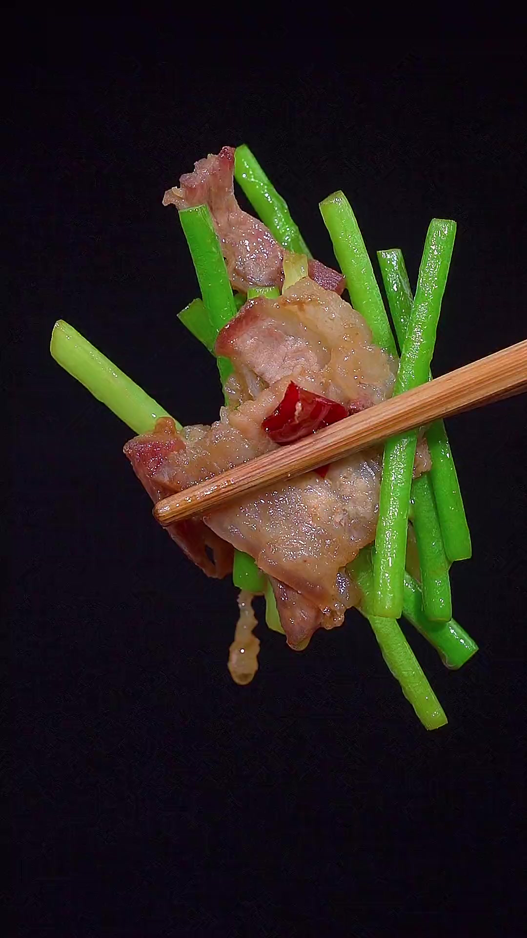 很多粉丝问蒜苗炒肉怎么做 今天它来了