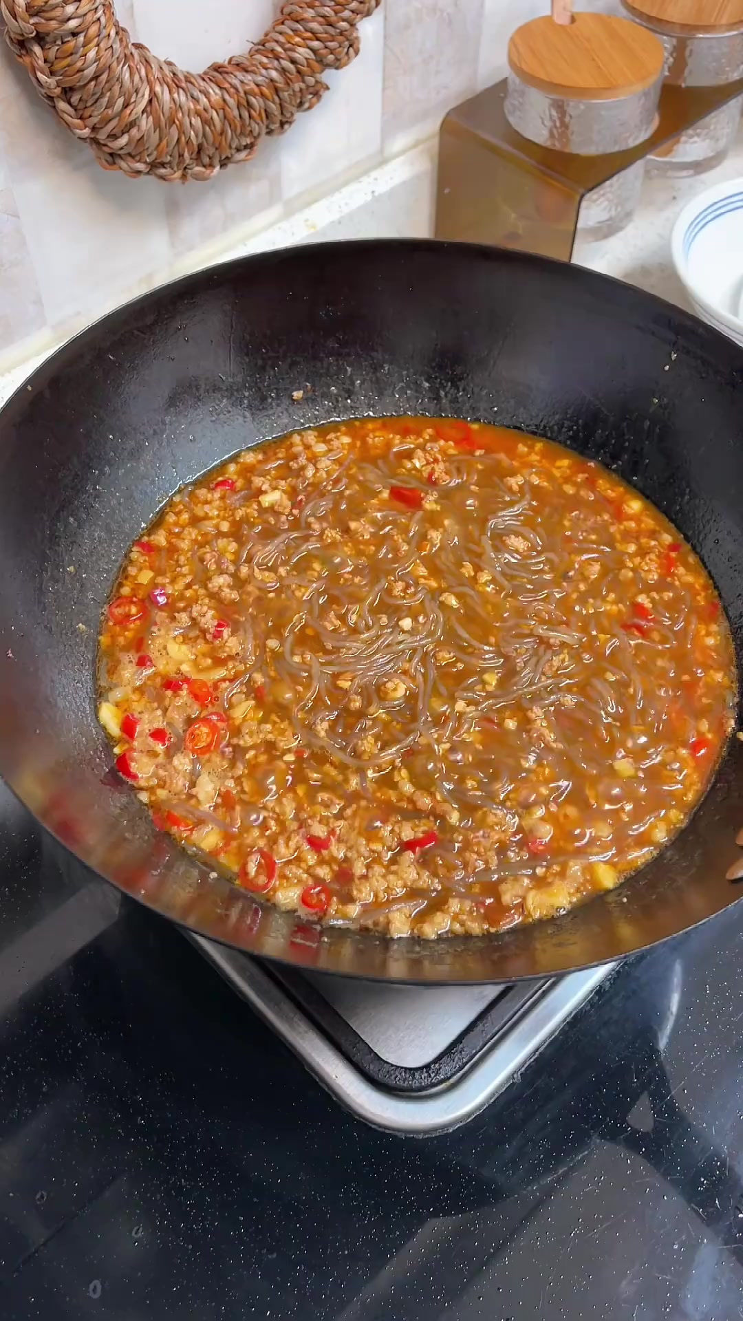 肉沫粉丝,又叫蚂蚁上树,今天的这个做法简单好吃又入味~