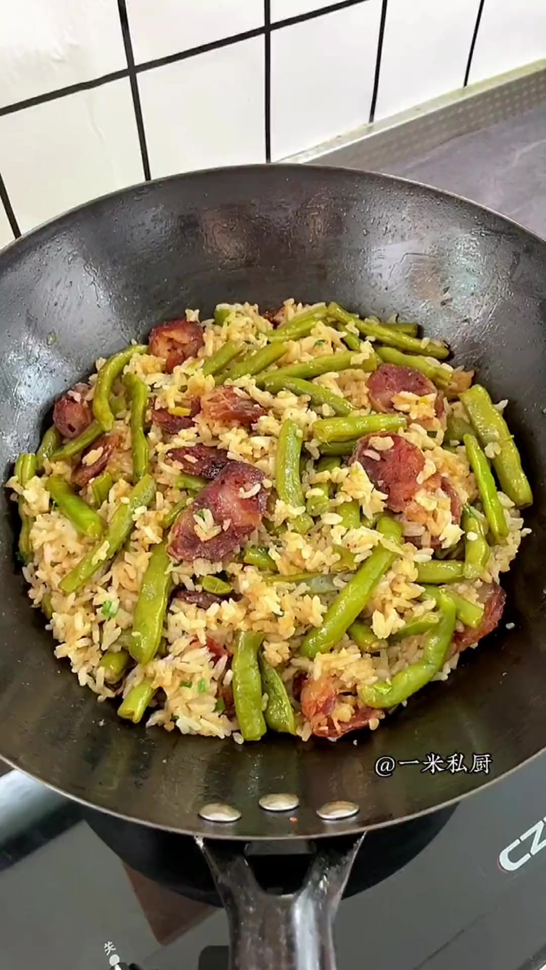 家里种的豆角太多吃不完,拿来做个豆角焖饭,有饭有菜还有肉