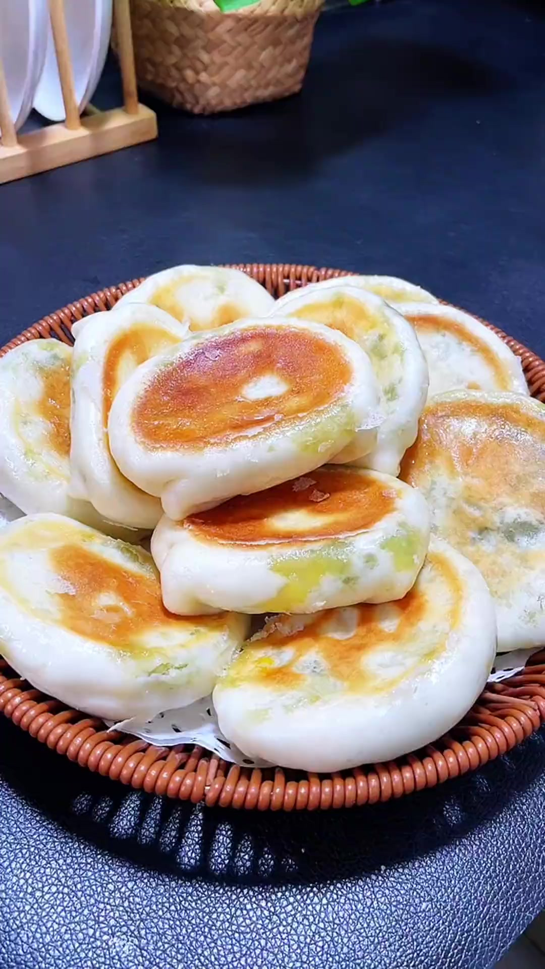 韭菜鸡蛋水煎包，底部焦香，馅料鲜香味美，太好吃了