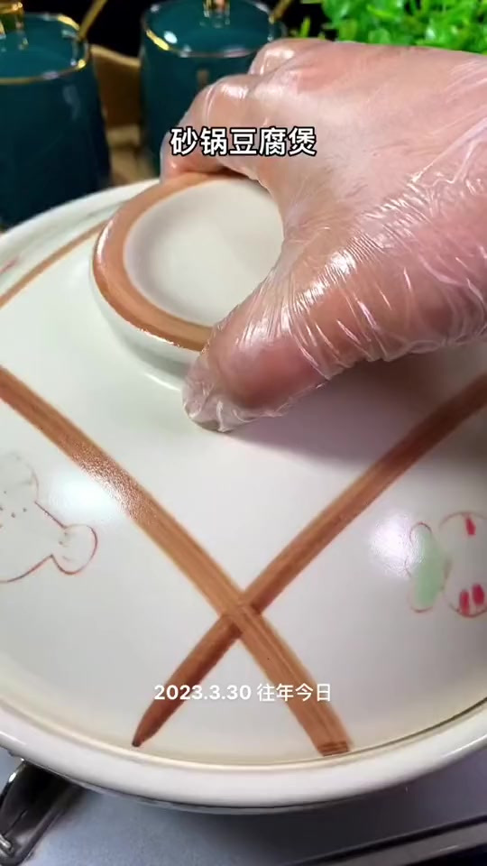 砂锅豆腐煲,吸饱汤汁的油豆腐一口爆汁太香了,赶紧试试