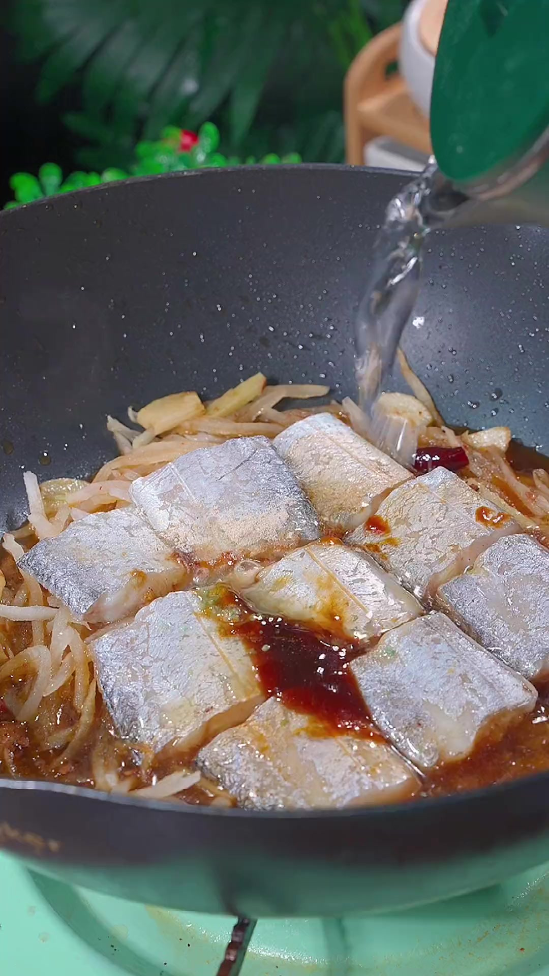 现在是吃白萝卜的季节 今天分享萝卜丝烧带鱼非常的鲜美好吃