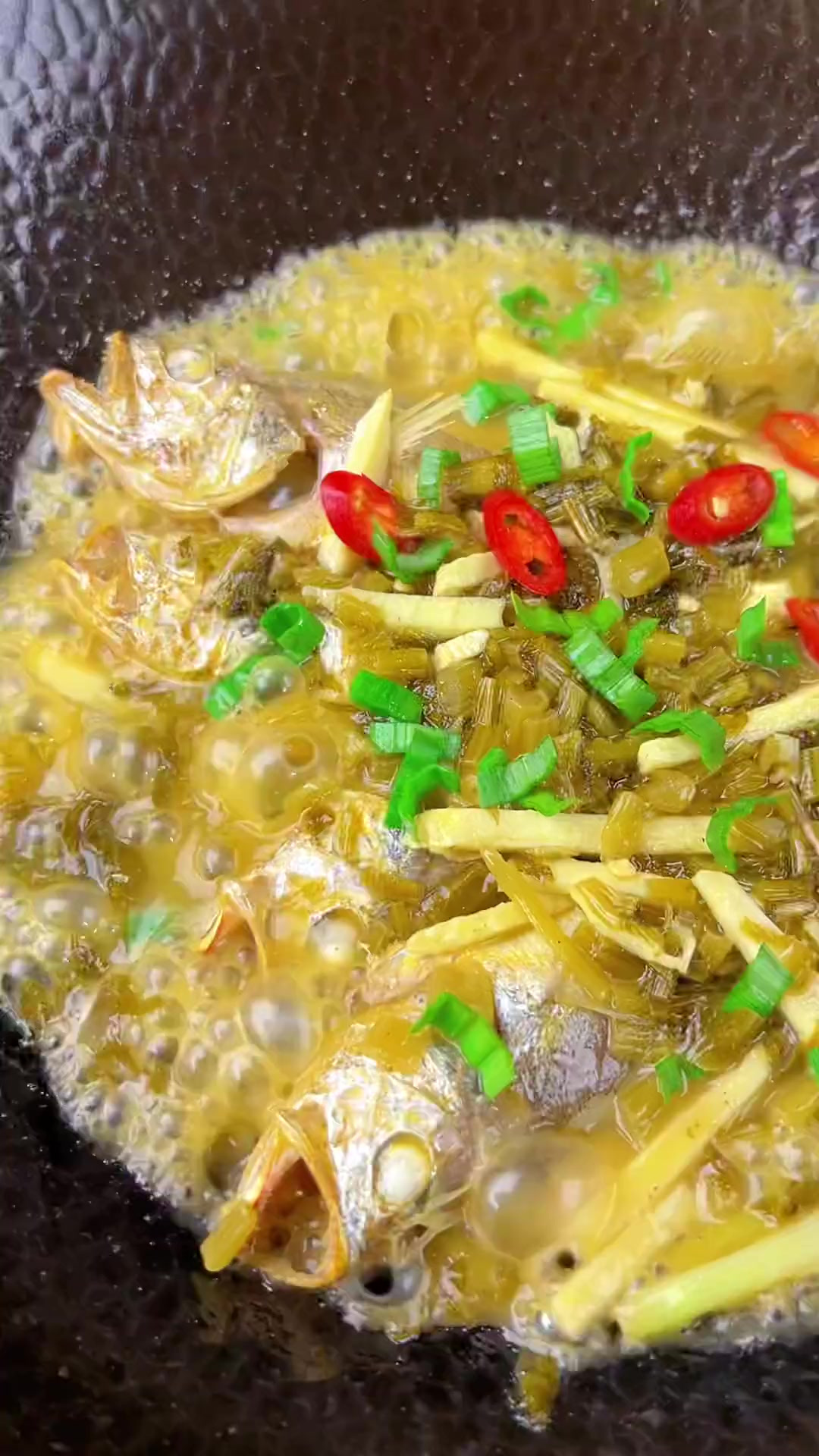 春天的小黄鱼当然要烧雪菜笋,那才叫一个鲜～