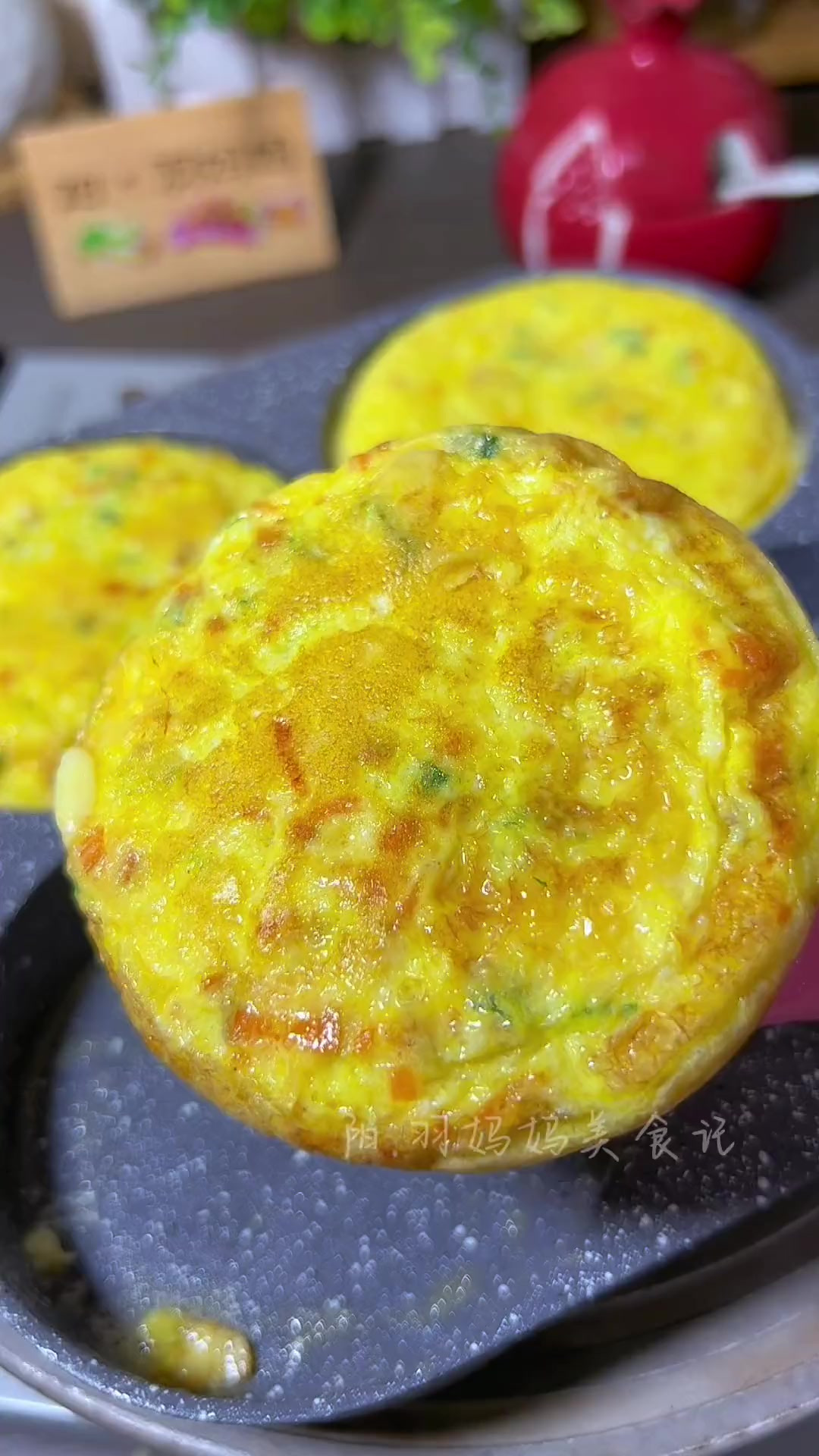 女儿点名要吃的鸡蛋汉堡，今天安排上了，芝士火腿的好吃又营养