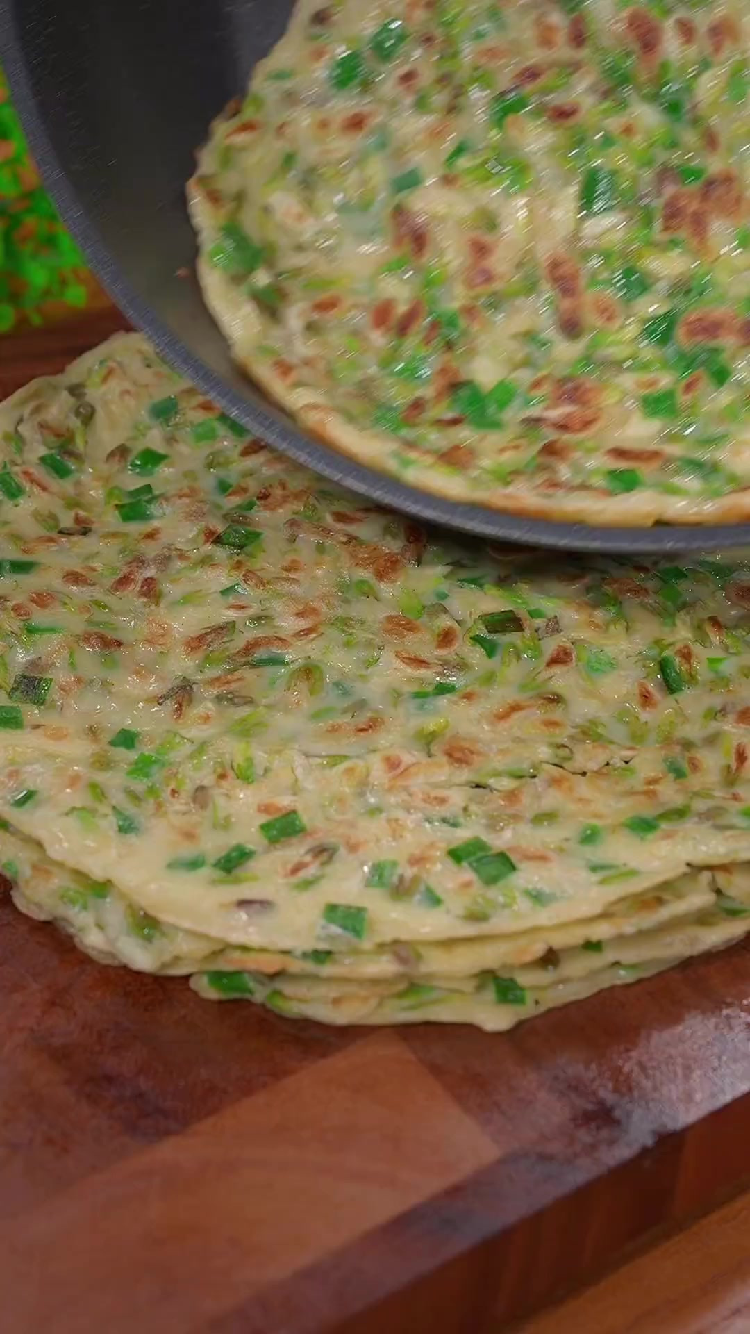 再不吃槐花就要过季了，跟我试试这个槐花煎饼吧，清香又美味！