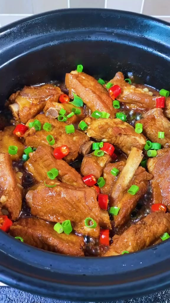 今天做一个懒人版红烧排骨,做法简单不用炒糖色,非常好吃