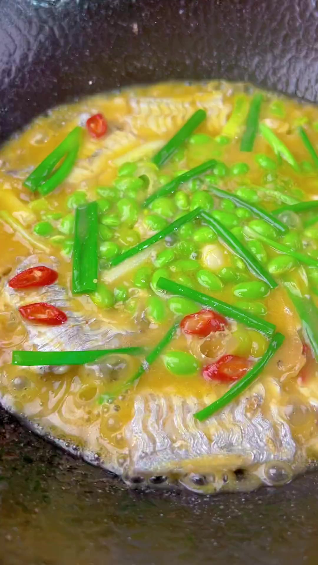 带鱼烧毛豆,鱼肉的鲜嫩搭配毛豆的清甜真是太鲜美啦～