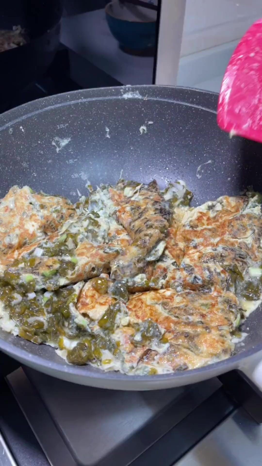 地皮炒鸡蛋,用春饼卷着吃,比肉还香,我一口气吃了五张,还能吃
