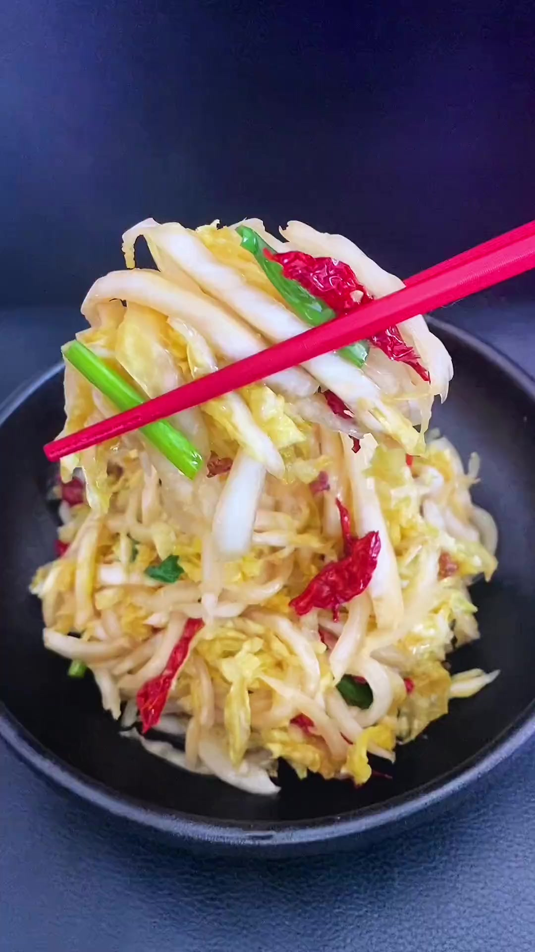 过年做这样一道炝拌白菜，比大鱼大肉都受欢迎