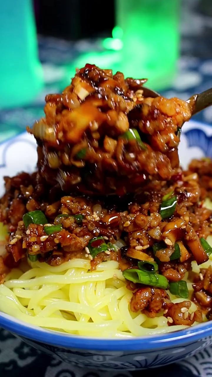 没有什么是一碗香菇牛肉面解决不了的，不行那就两碗