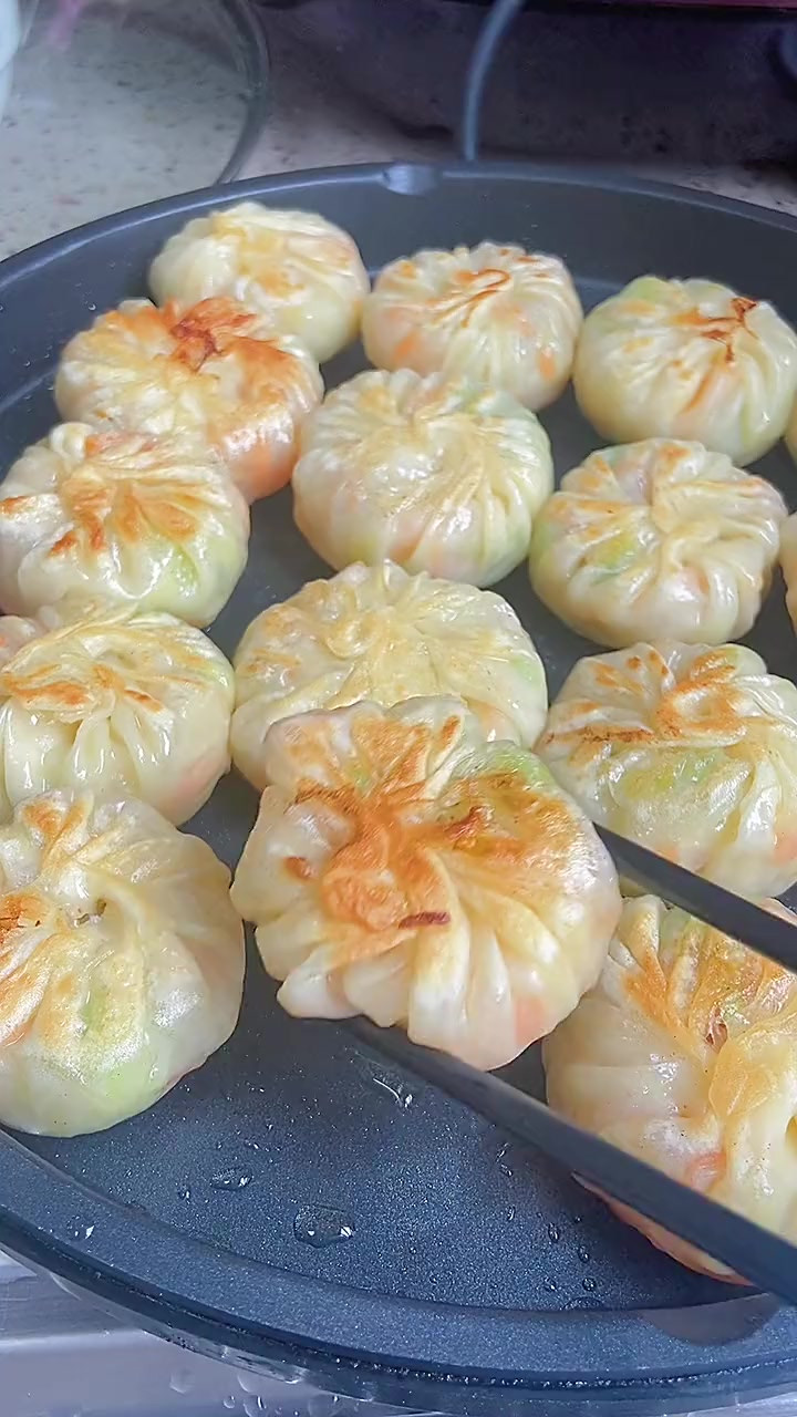 三鲜素菜包，皮薄馅大，表皮酥脆，一看就有食欲，做法特别简单