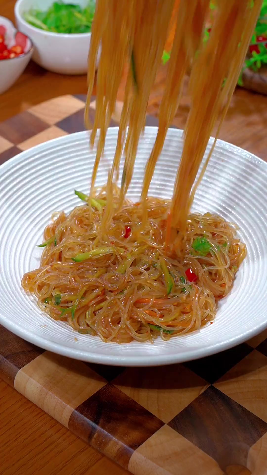 这几天都大鱼大肉吃腻了吧，凉拌粉丝安排起来吧，上桌就被秒光