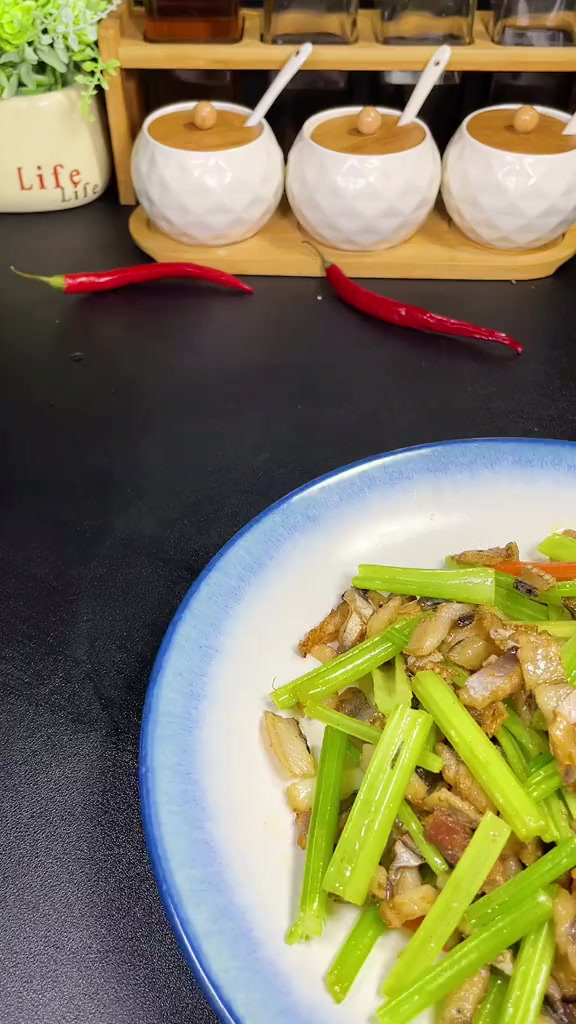 沿海地区一道家常美食,鳗鱼鲞炒芹菜,有了它米饭能吃三大碗