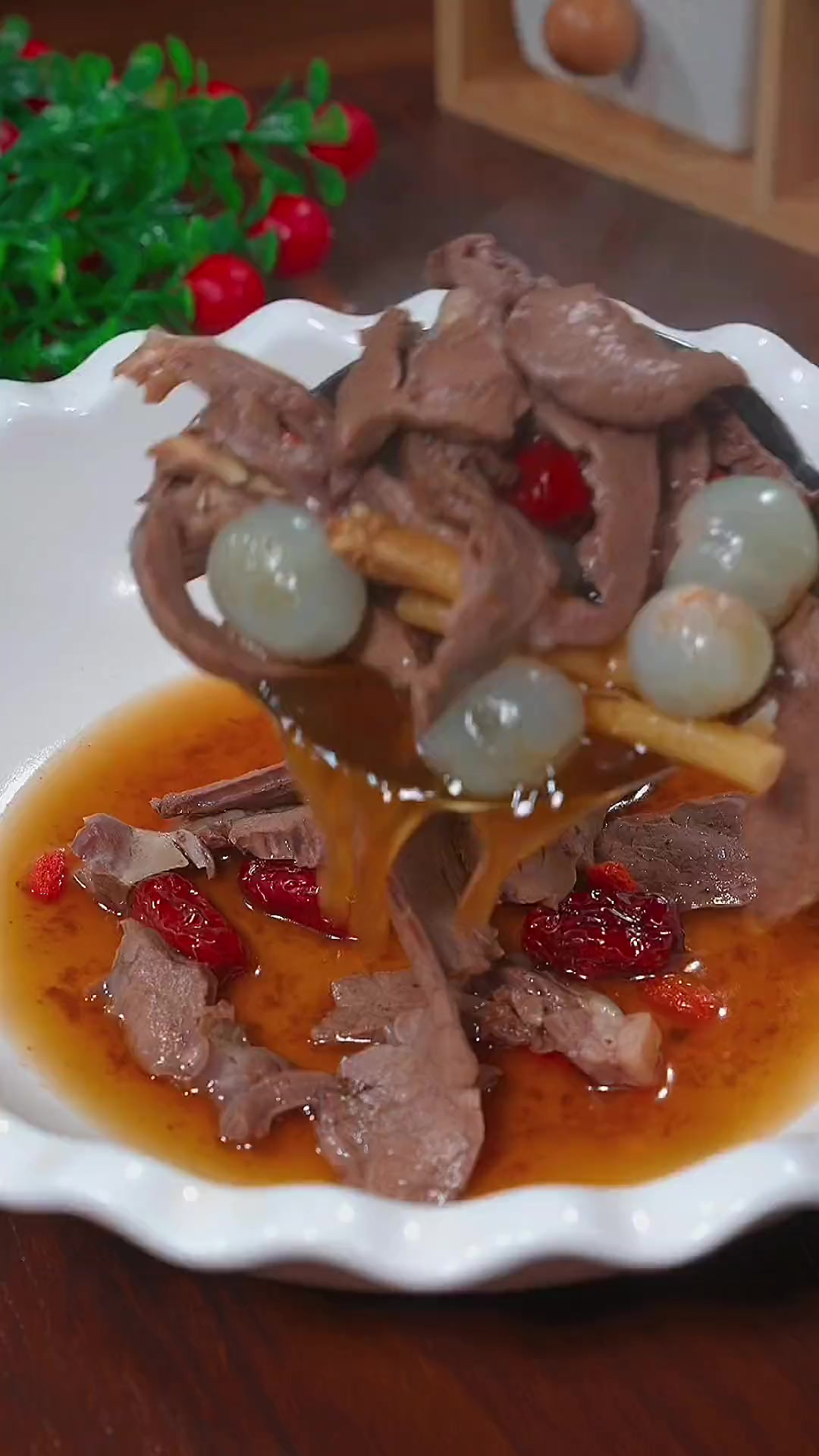 小姨子说自己有点累给她炖个猪心补一补