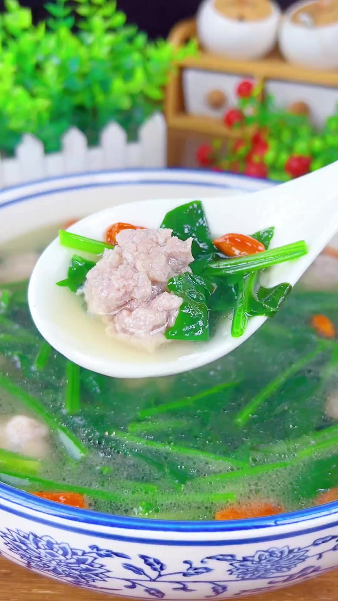 夏天喝的汤就是要清爽鲜美,今天分享一道菠菜肉丸汤～