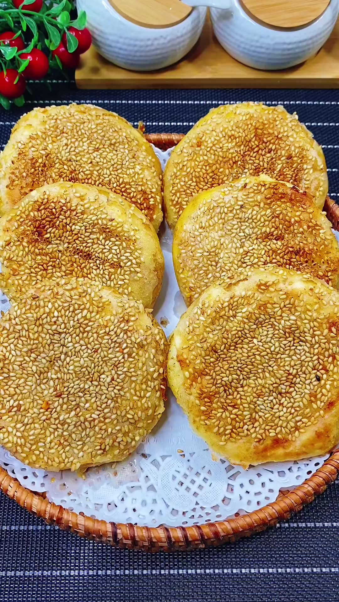 芝麻烧烤味的烧饼,外皮焦香酥脆,里面柔软多层,特别好吃