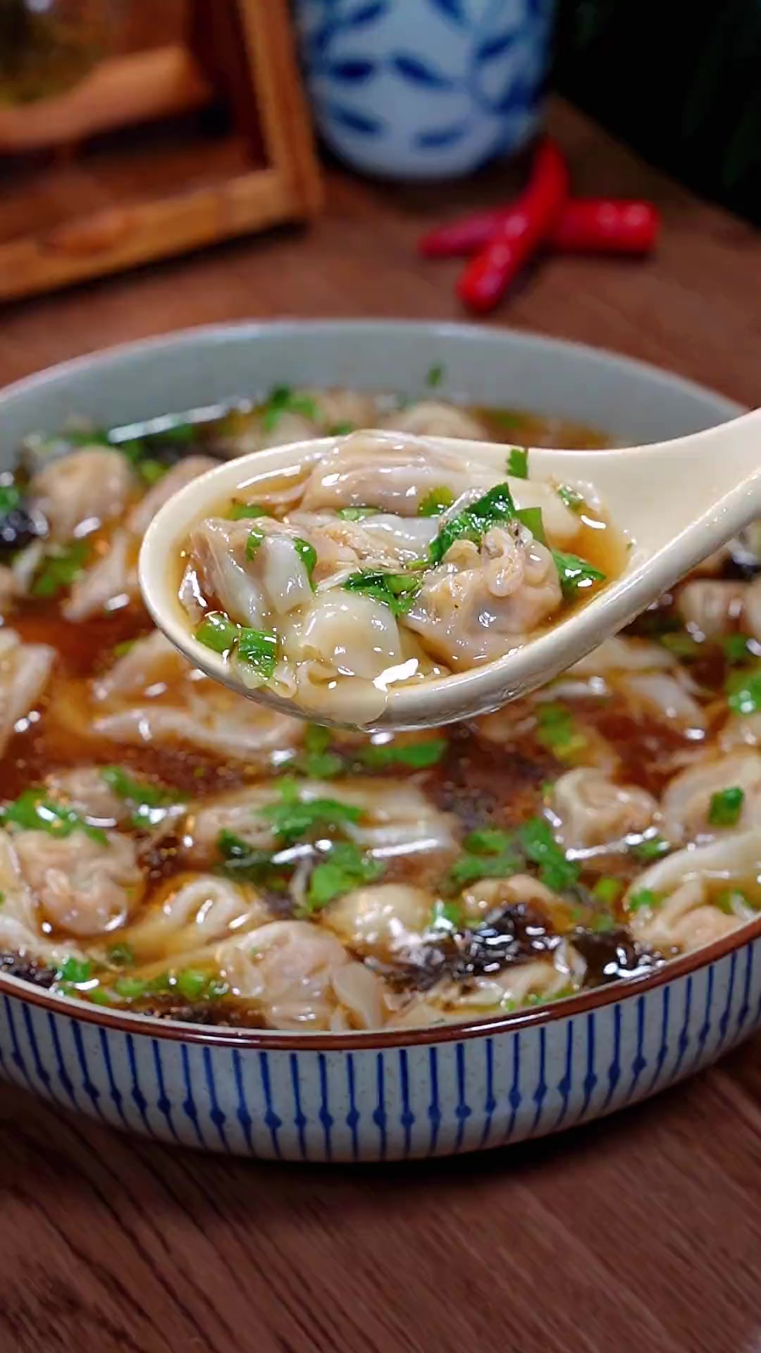 馄饨汤底怎么做才好吃呢？像我这样做，汤鲜味美，大人孩子都爱吃