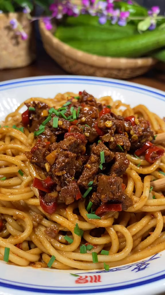 老王总是爱吃面，今天来个牛肉酱拌面