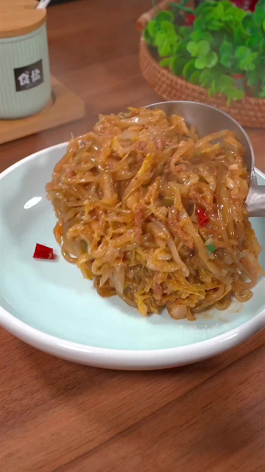 就这道酸菜粉，是我家冬天出境最多的一道菜，一上桌就被抢光了