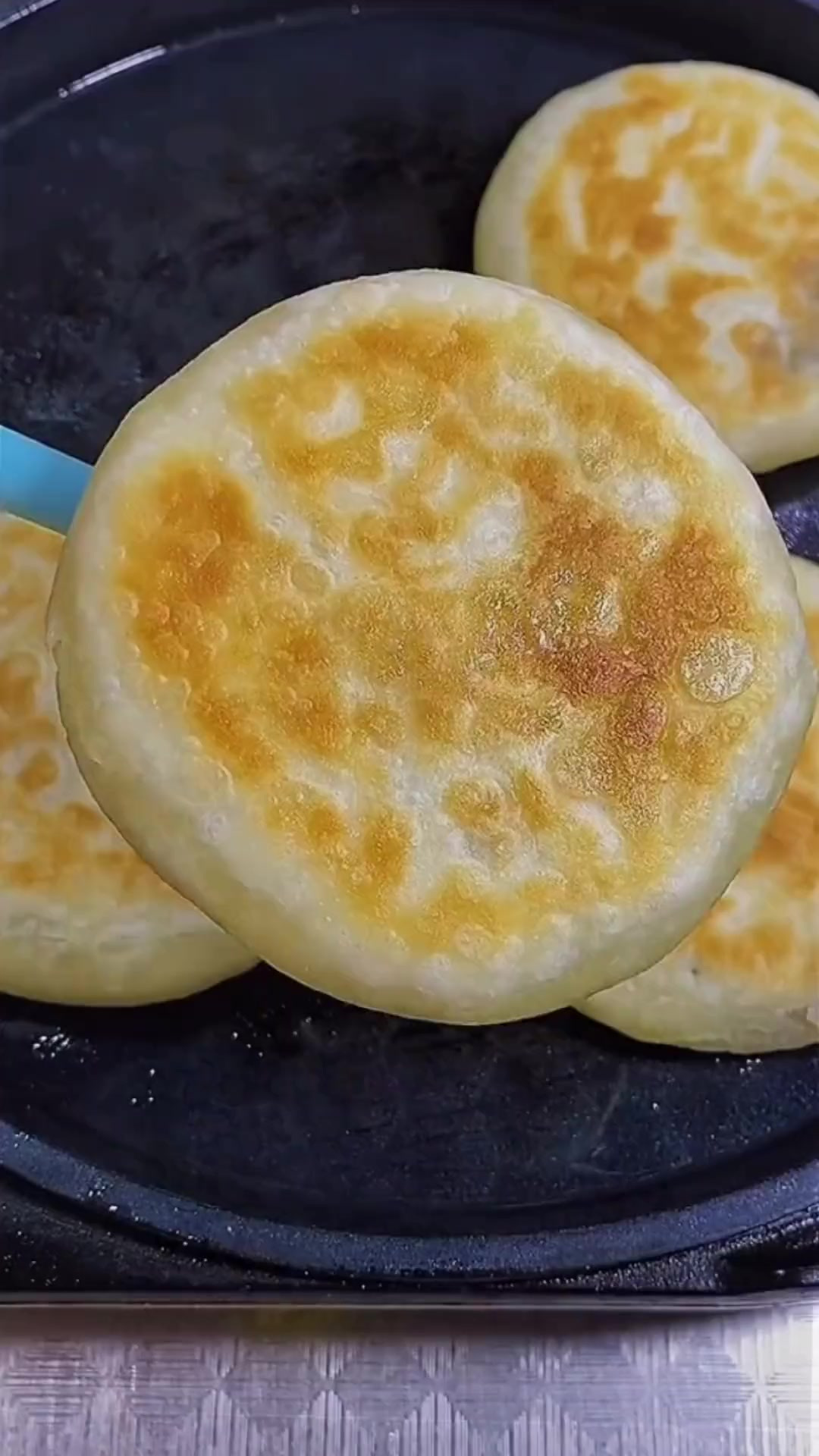 今天分享红糖酥饼做法 外酥里软 不用醒发的小糖饼