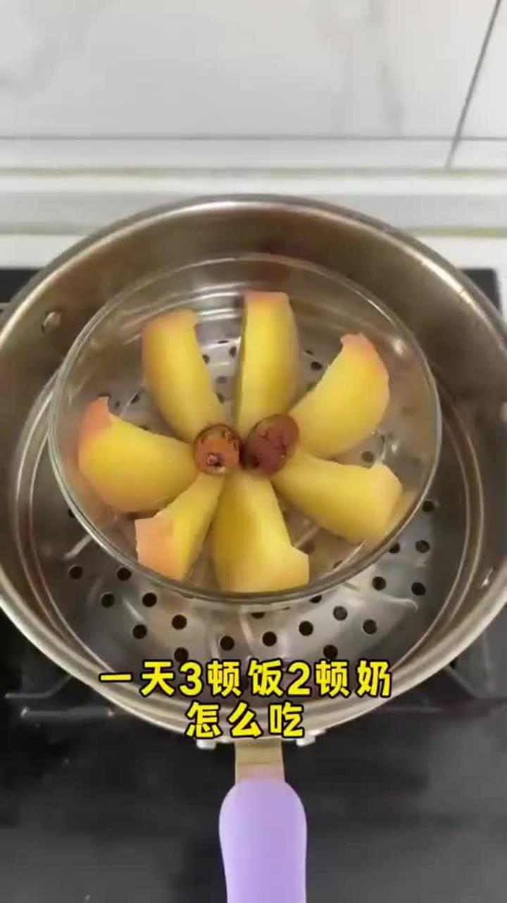 1岁11个月宝宝 身高93体重27,一天3顿饭2顿奶,早餐吃化积食蒸苹果,午餐辅食一锅蒸