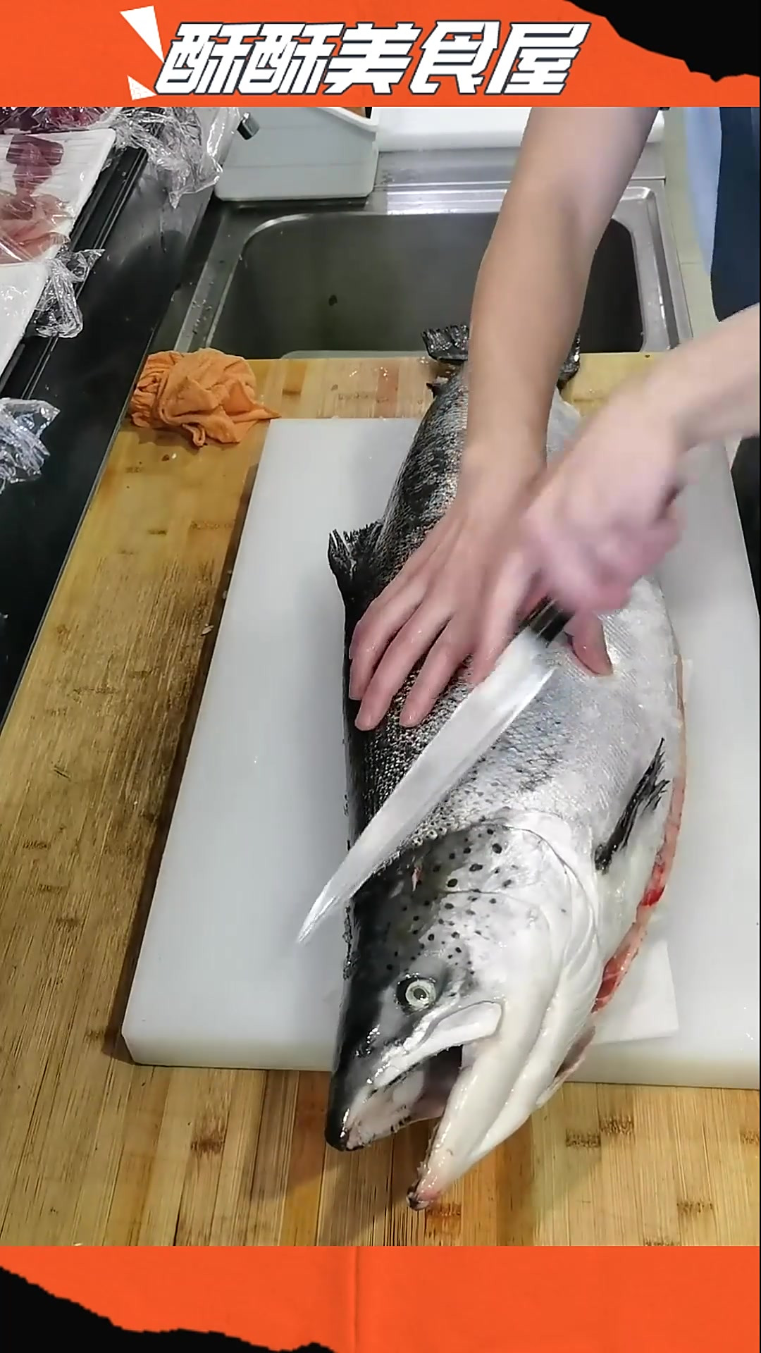 细节拉满!三文鱼剃鳞分割取肉讲解,日更技
