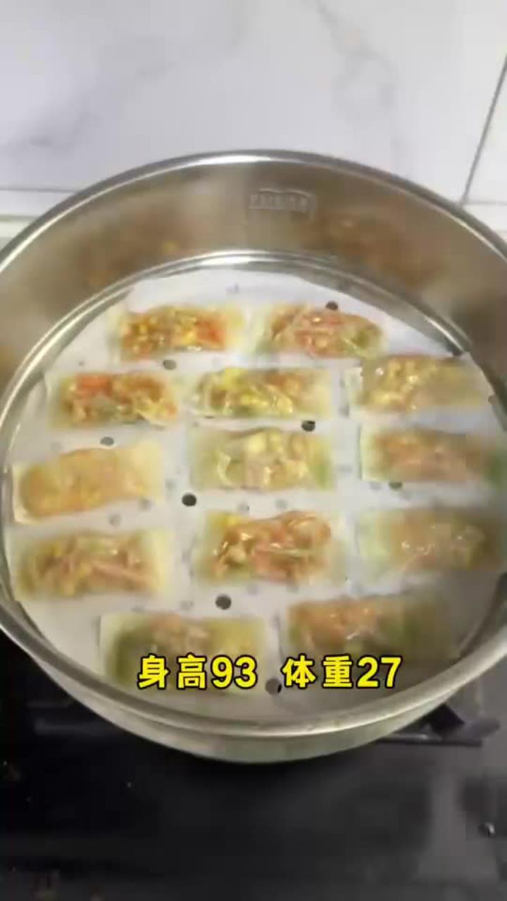 1岁11个月宝宝,高93 重27,一天3餐2奶及作息。早餐吃 鲜香软嫩的虾滑蒸蛋,午餐:糖