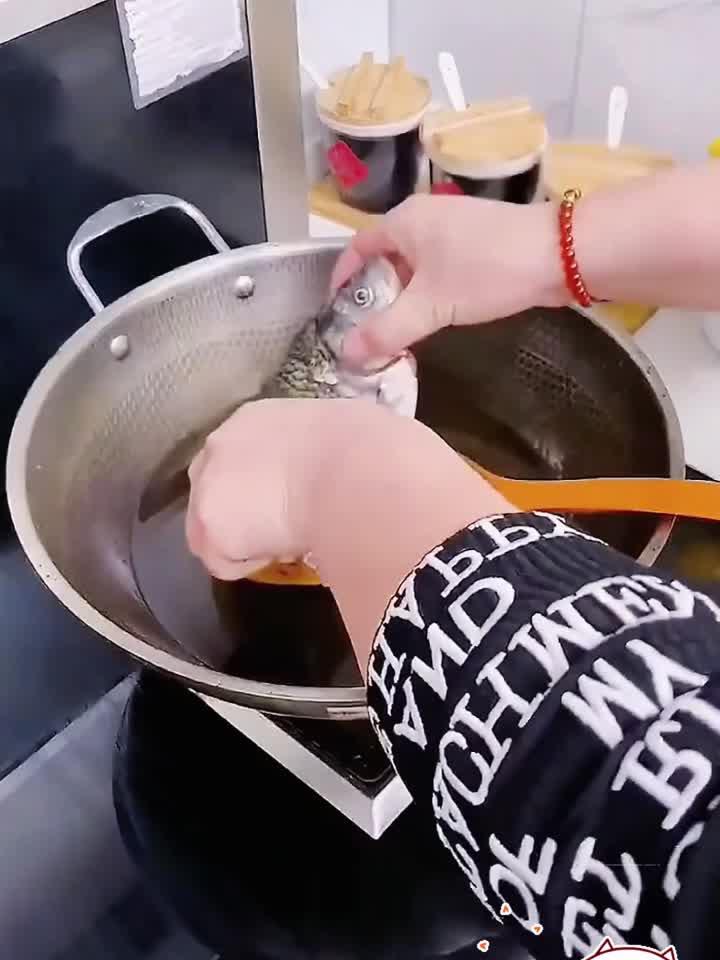 广西美女发明“煎鱼铲”火了,既能夹还能铲,方便又实用