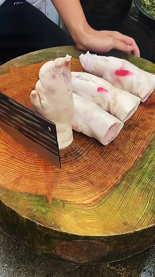 用刀快速分割猪蹄子