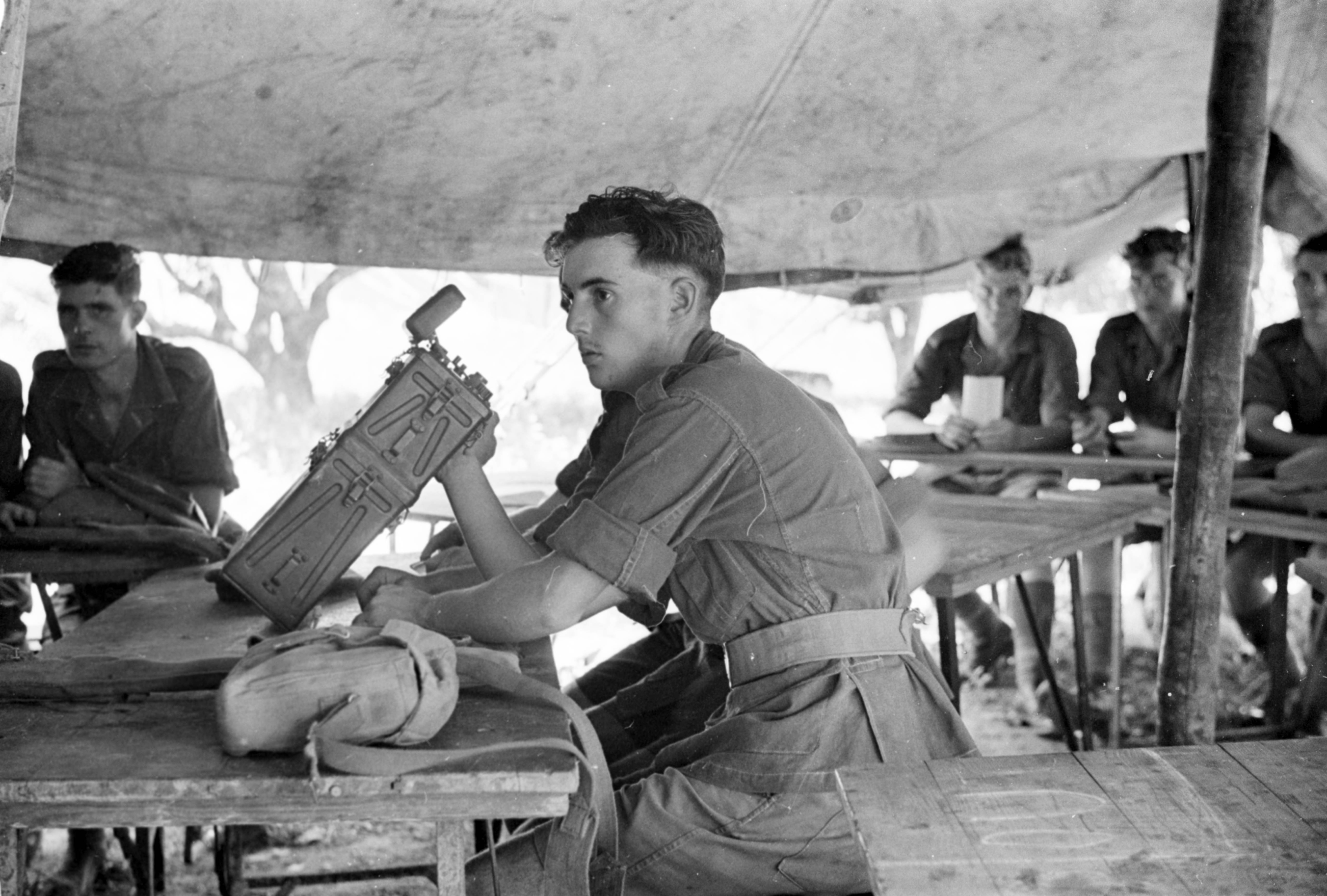 原子弹爆炸成功，毛主席叫来警卫员：我饿了，给我做碗红烧肉吧，历史解说