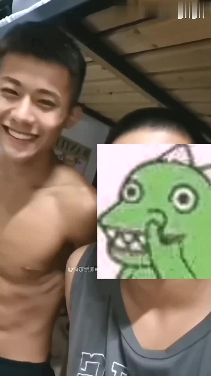 黑皮体育生表弟健身两年前后对比,小狼狗变肌肉猛男