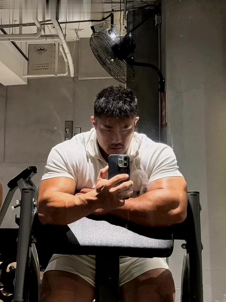 身材完美的肌肉型男 (1)