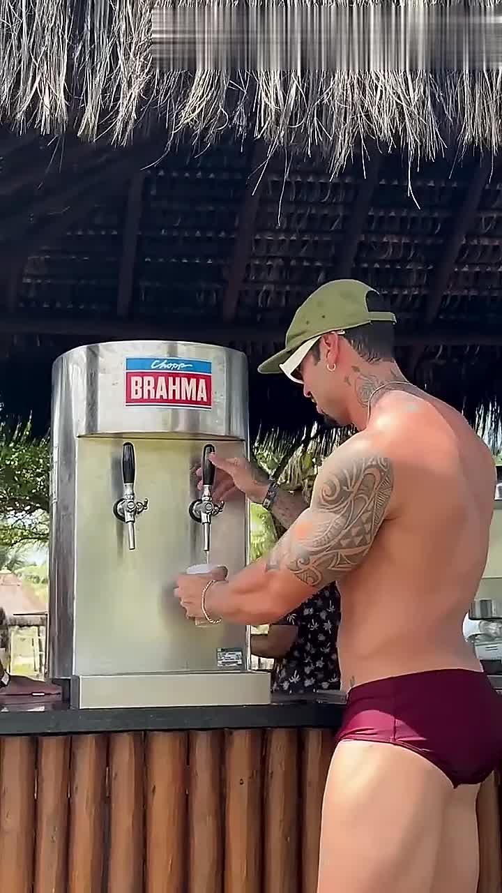 肌肉男在海滩……