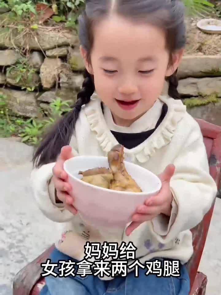狗狗太温柔了,咬个鸡腿还要慢慢悠悠的,生怕咬到小主人的手吧