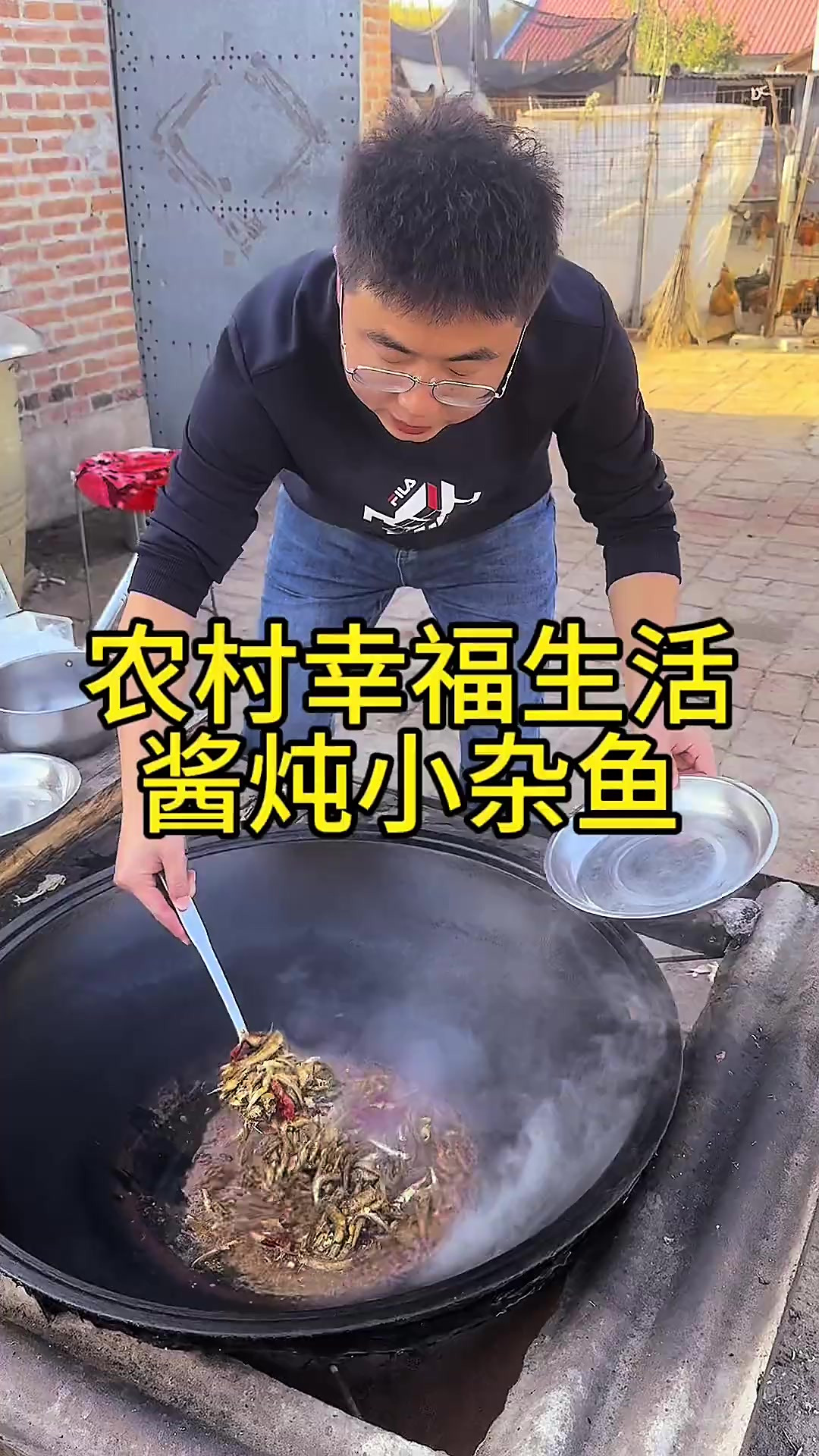 就这酱炖小杂鱼,配上酸菜芯,你能吃几碗大米饭……