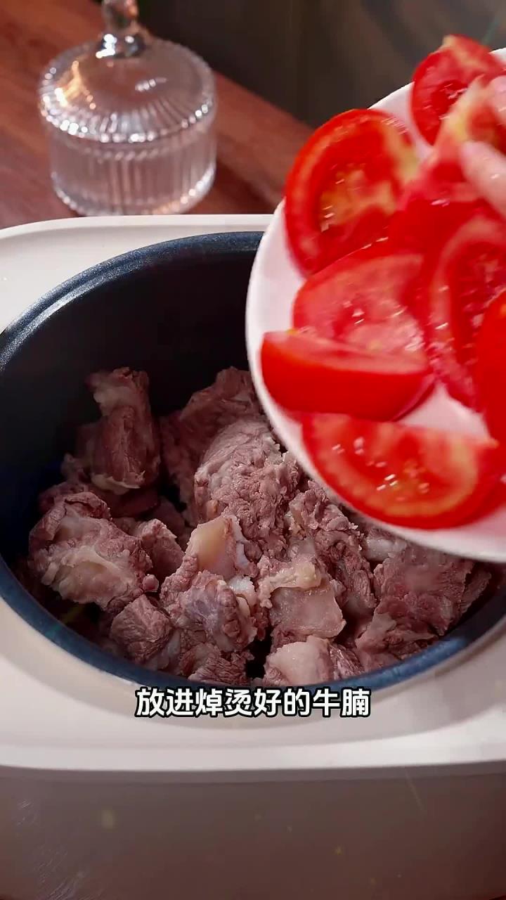 把牛肉和西红柿一起放进电饭煲里,出锅就是人人都爱吃的美食番茄炖牛腩 电饭煲美食 电