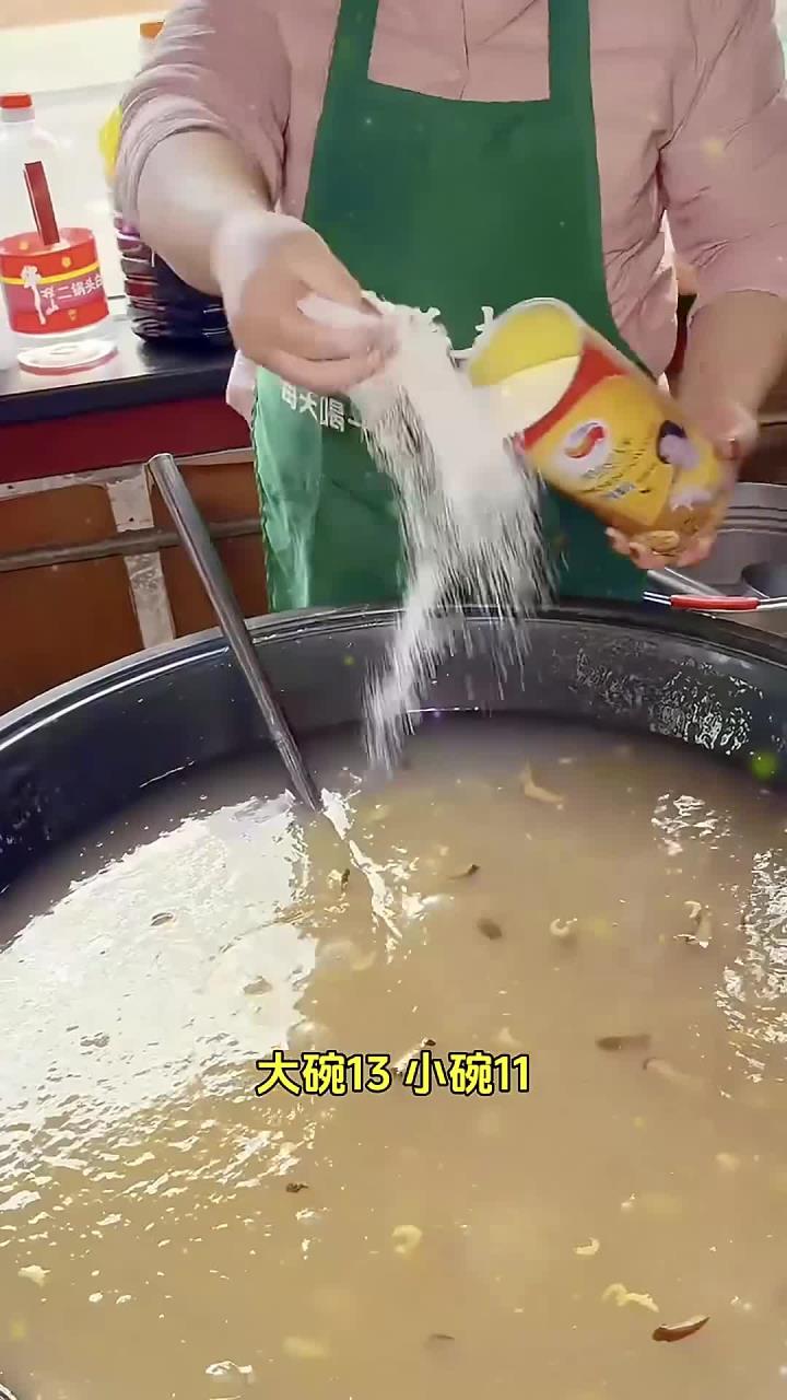 美食-太原街头打卤面面条爽滑有嚼劲卤子咸香浓稠裹满每一根面条