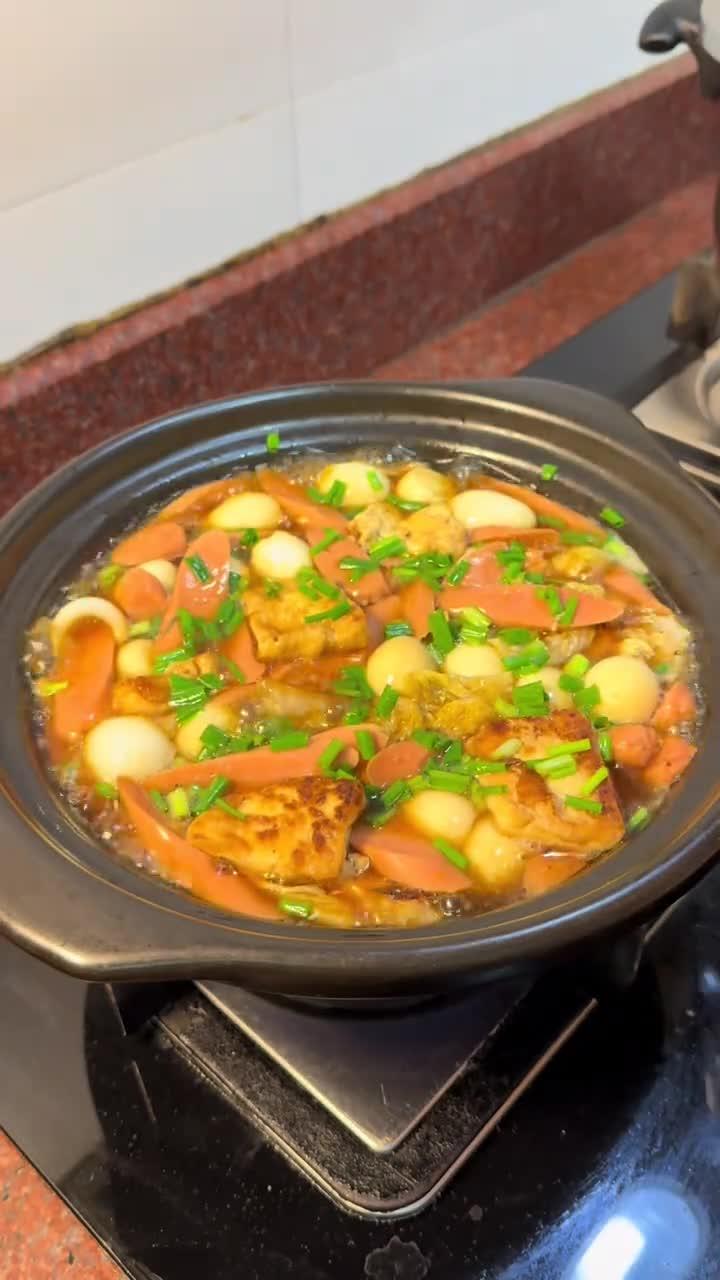 天气寒冷,晚餐炖了一锅羊肉汤,还有热呼呼的白菜豆腐煲～暖心暖胃,太好吃啦