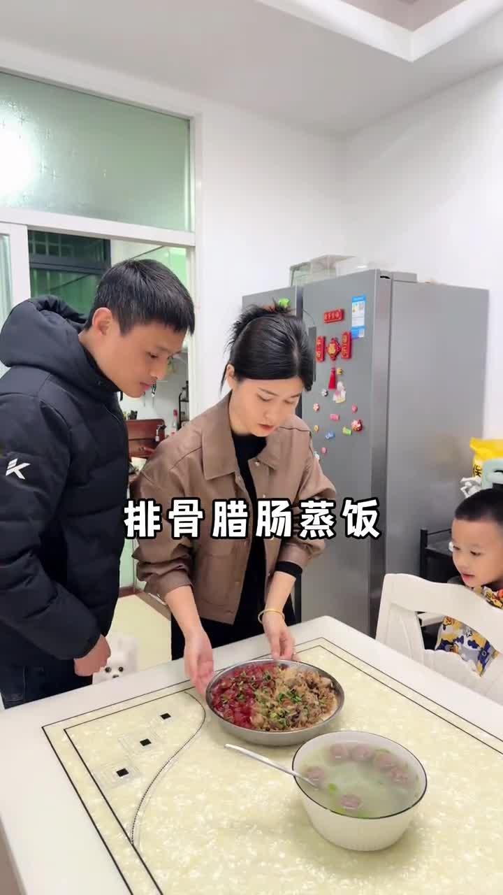 简单好吃的排骨腊肠蒸饭,一锅蒸真的即省事又好吃,主要一家人都喜欢吃,我一次吃了两