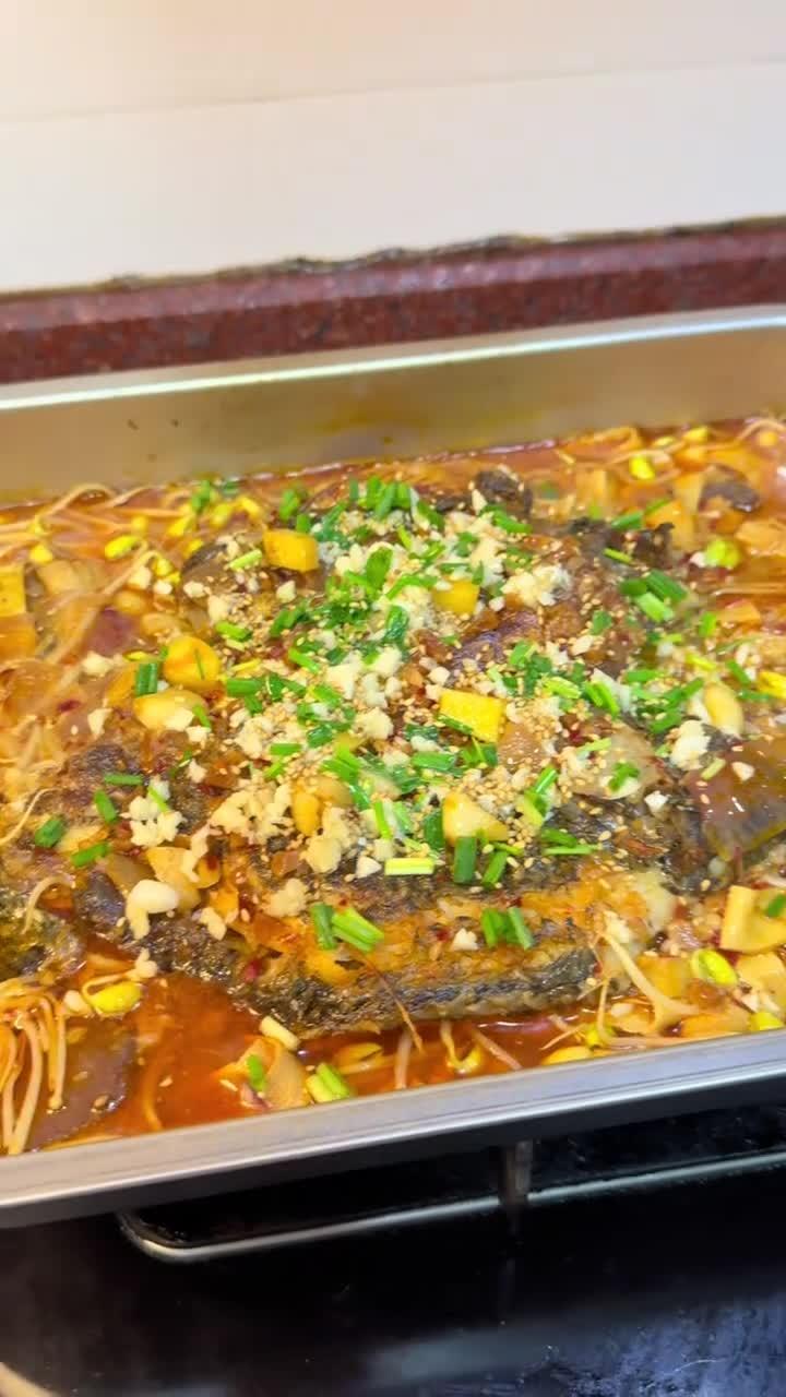 花12块买了一条福寿鱼,给家人做了家庭版蒜香烤鱼,越吃越香,味道真的不输外面卖的