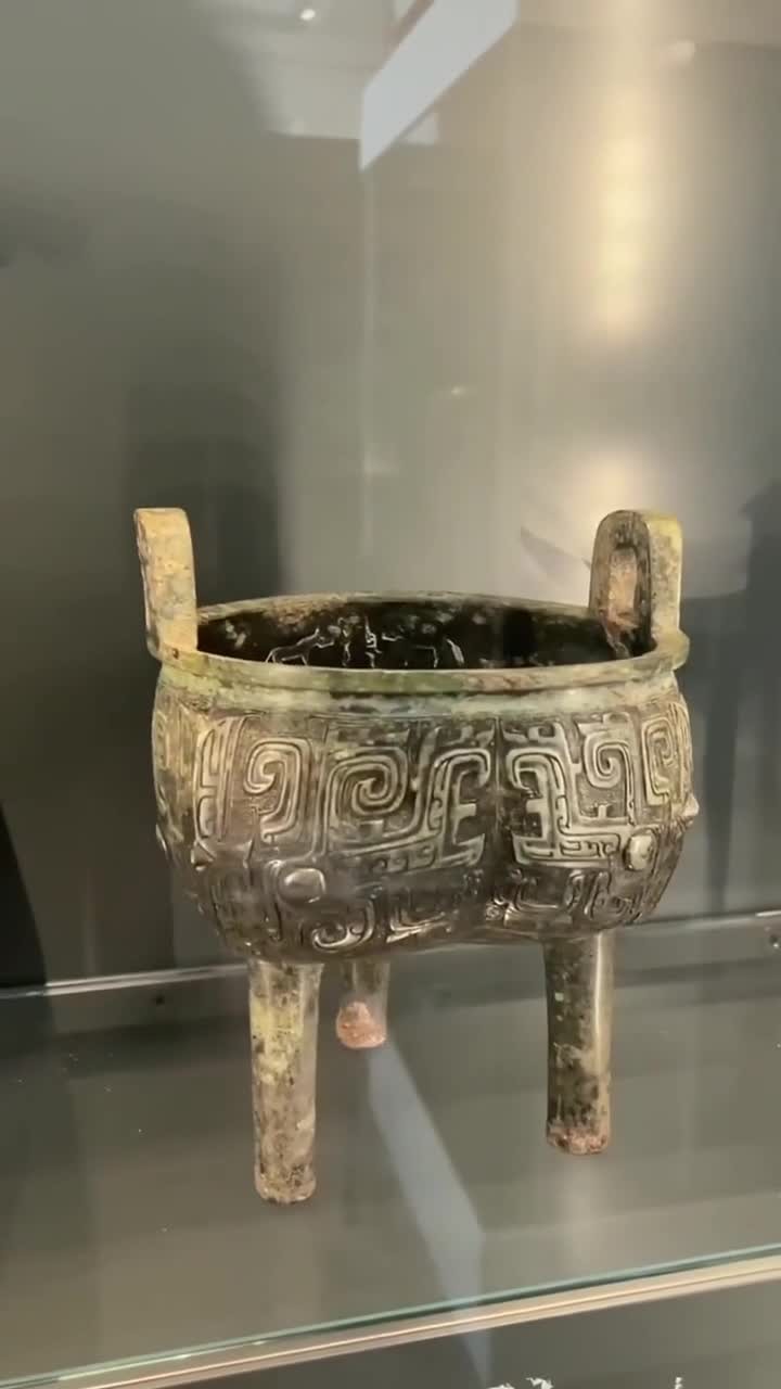 大英博物馆商代青铜父乙鼎:精美饕餮纹样揭秘