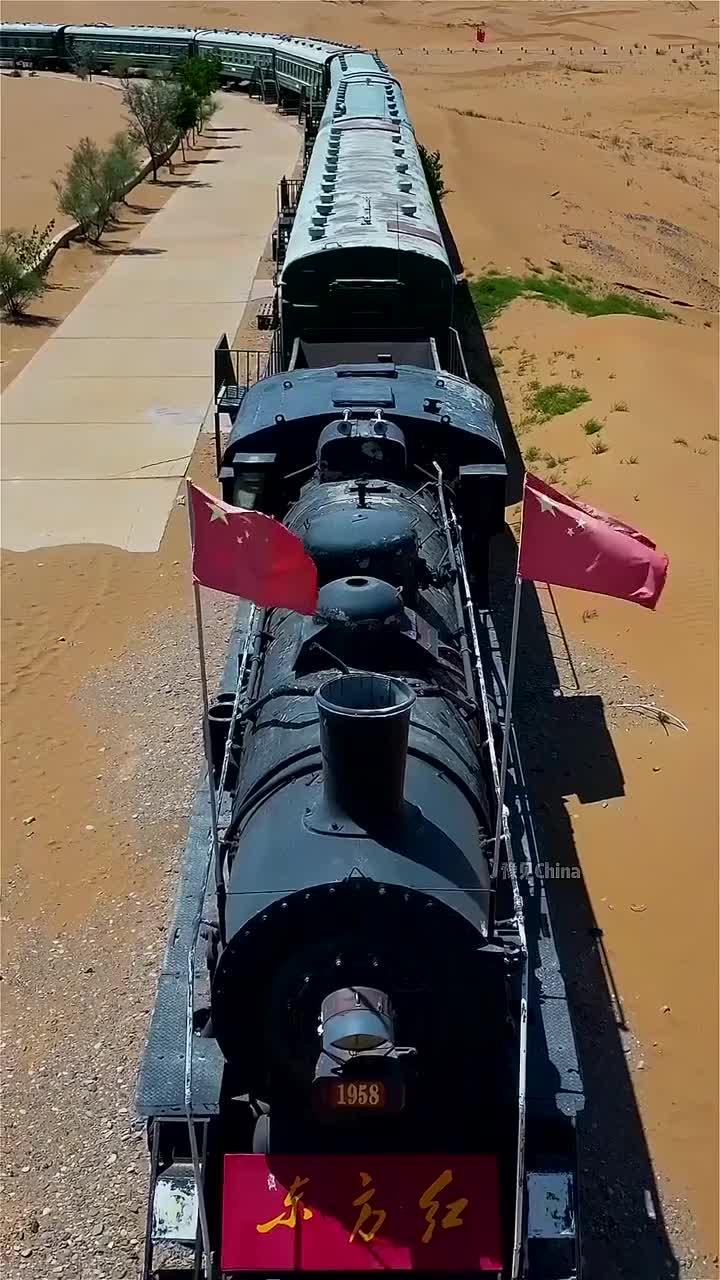 1958年,中国第一列穿过沙漠的蒸汽火车,像一条巨龙一样,沉沦在沙漠之中