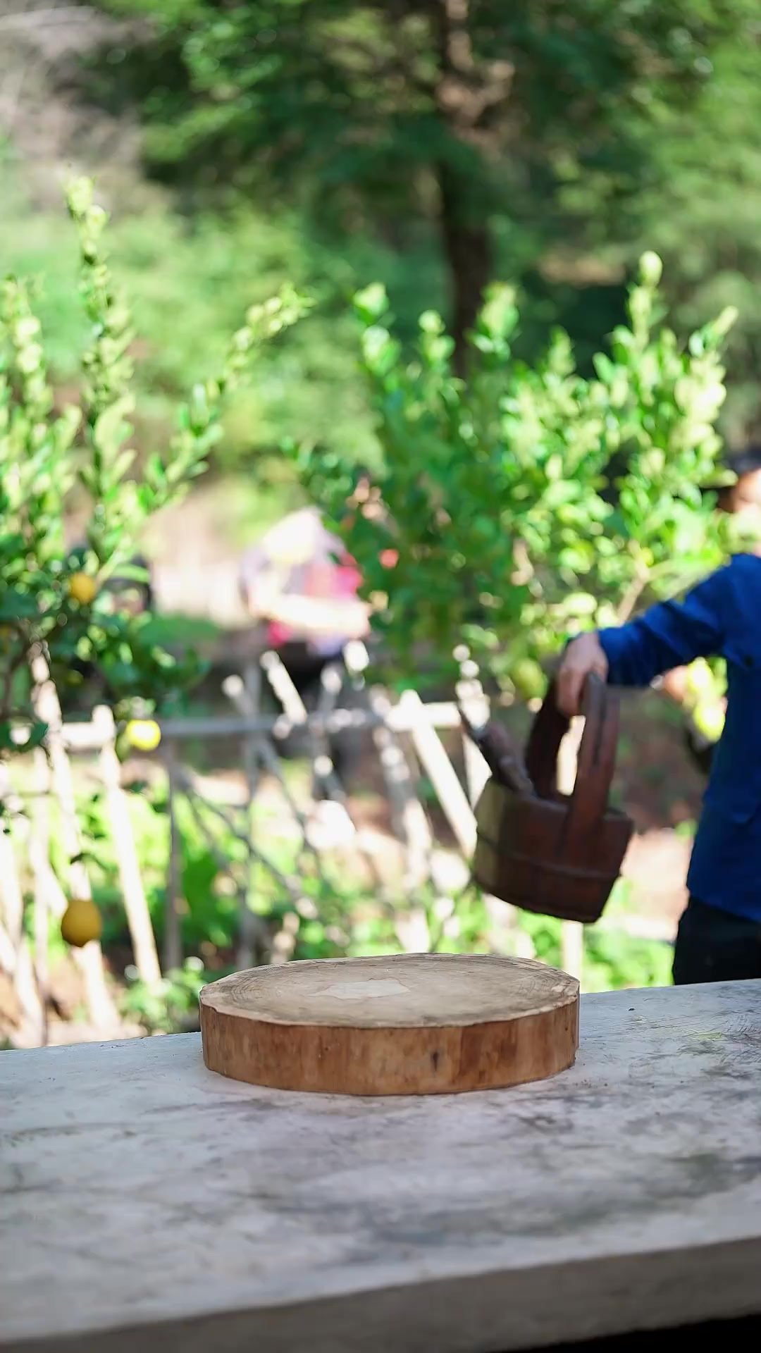 一斤螃蟹一条鱼做个可以喝汤的土火锅，馋了就快叫上你的小伙伴们