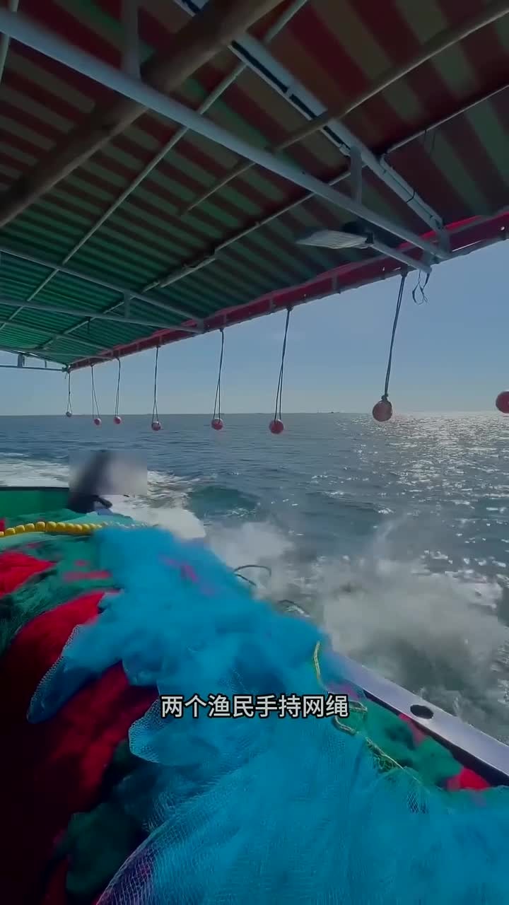 户外捕鱼:渔民使用跳海的方式在大海中放下一张长达上千米的渔网